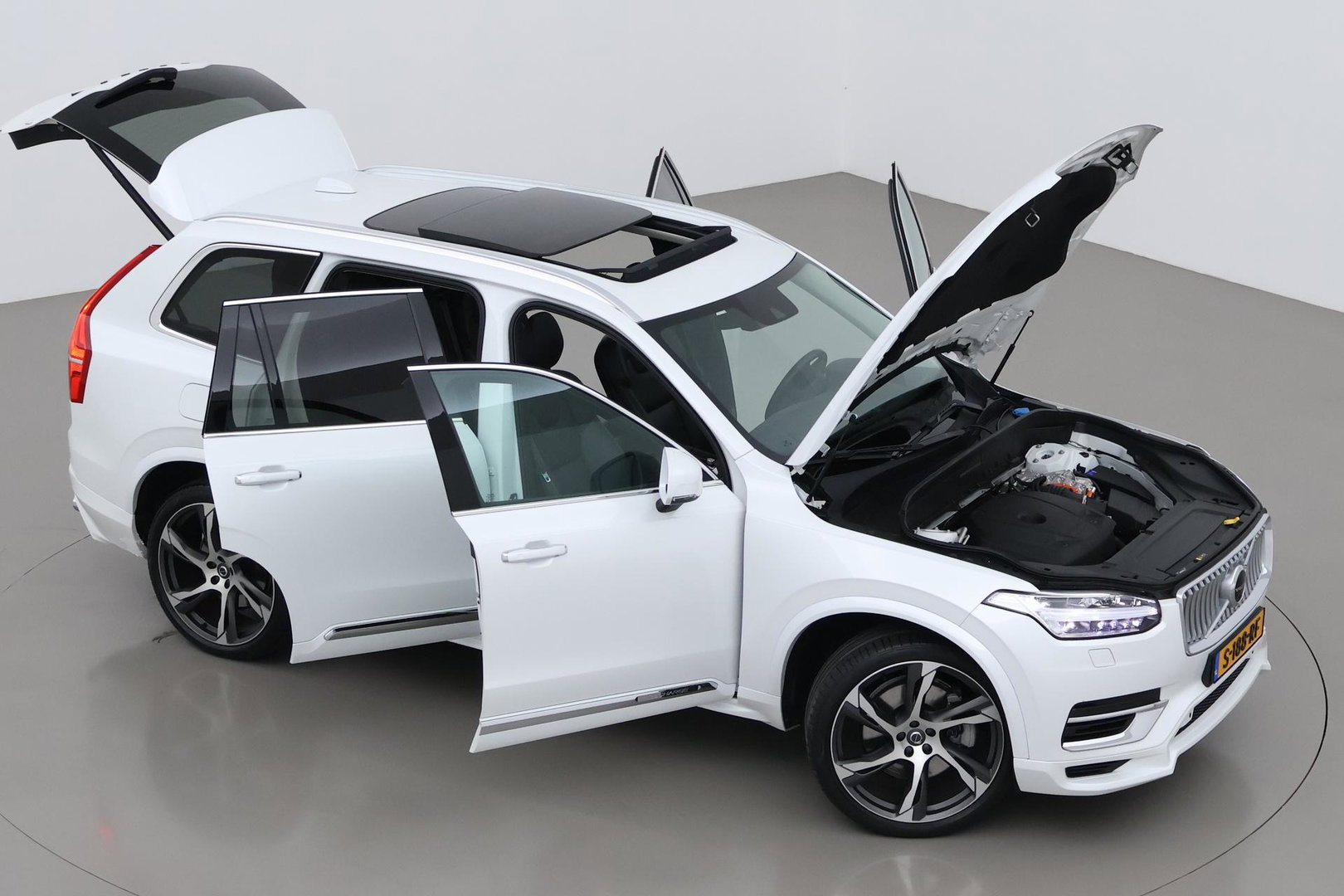 Volvo XC90 T8 Inscription | HEICO | Harman/Kardon | Panoramadak | 360° Camera | Head-Up | Trekhaak | Stoel+Stuurverwarming | ACC | 22 Inch