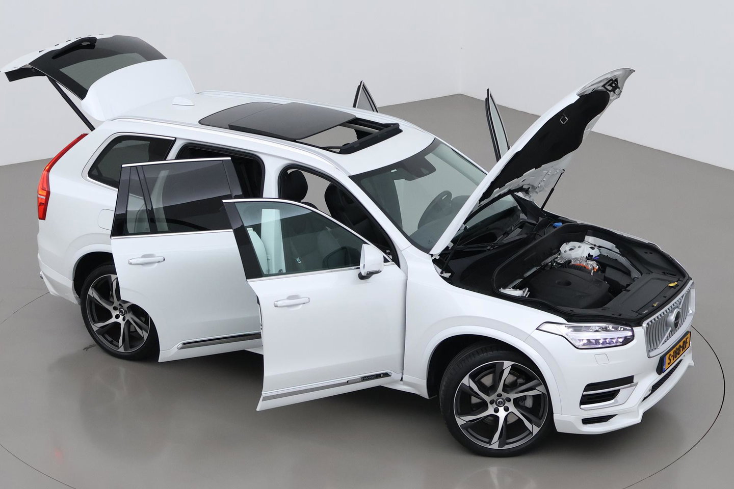 Volvo XC90 T8 Inscription | HEICO | Harman/Kardon | Panoramadak | 360° Camera | Head-Up | Trekhaak | Stoel+Stuurverwarming | ACC | 22 Inch