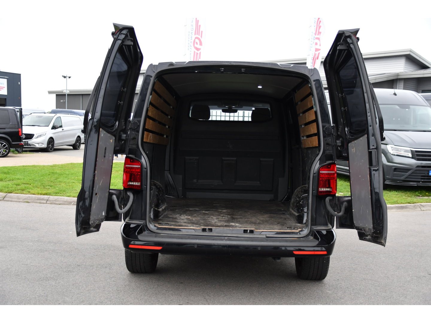 Volkswagen Transporter 2.0 TDI L2H1 28 Bulli Black Edition Virtual, Adaptieve Cruise, Camera, Carlay, LED, Stoelverwarming, Leder, 150pk, Automaat, Uniek!