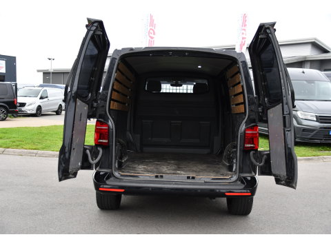 Volkswagen Transporter 2.0 TDI L2H1 28 Bulli Black Edition Virtual, Adaptieve Cruise, Camera, Carlay, LED, Stoelverwarming, Leder, 150pk, Automaat, Uniek!