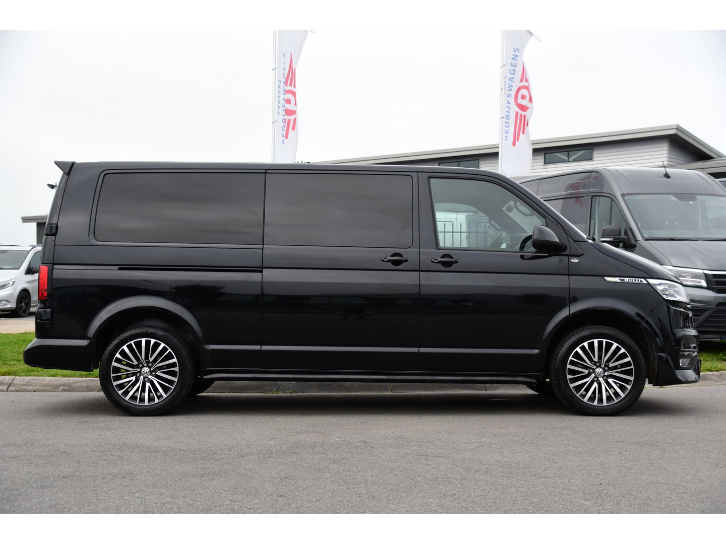 Volkswagen Transporter 2.0 TDI L2H1 28 Bulli Black Edition Virtual, Adaptieve Cruise, Camera, Carlay, LED, Stoelverwarming, Leder, 150pk, Automaat, Uniek!
