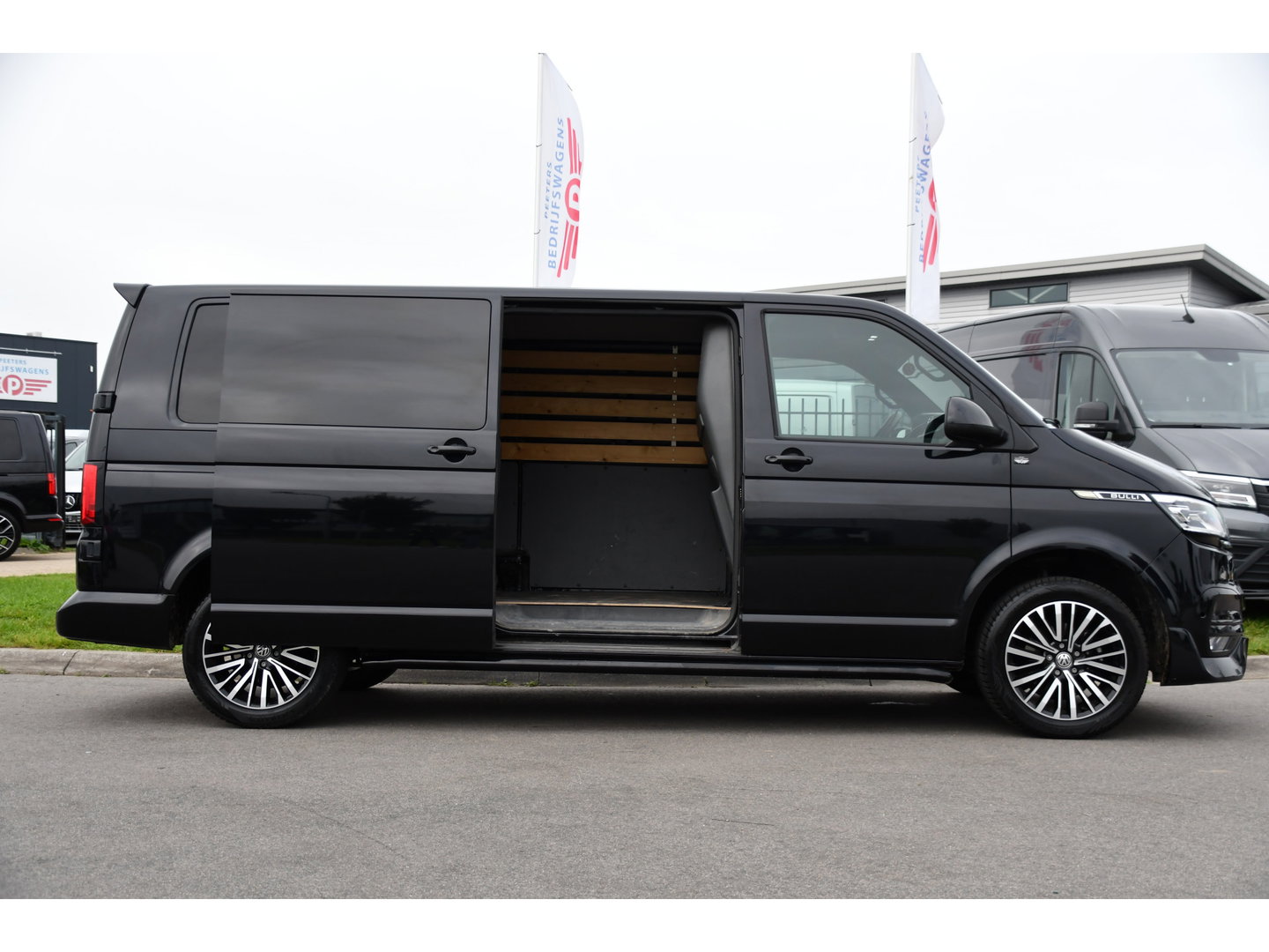 Volkswagen Transporter 2.0 TDI L2H1 28 Bulli Black Edition Virtual, Adaptieve Cruise, Camera, Carlay, LED, Stoelverwarming, Leder, 150pk, Automaat, Uniek!