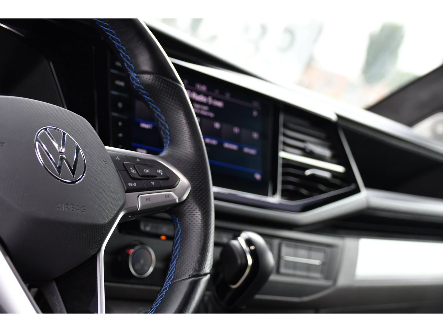 Volkswagen Transporter 2.0 TDI L2H1 28 Bulli Black Edition Virtual, Adaptieve Cruise, Camera, Carlay, LED, Stoelverwarming, Leder, 150pk, Automaat, Uniek!