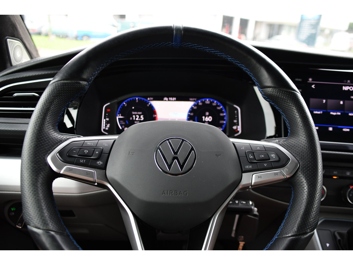 Volkswagen Transporter 2.0 TDI L2H1 28 Bulli Black Edition Virtual, Adaptieve Cruise, Camera, Carlay, LED, Stoelverwarming, Leder, 150pk, Automaat, Uniek!