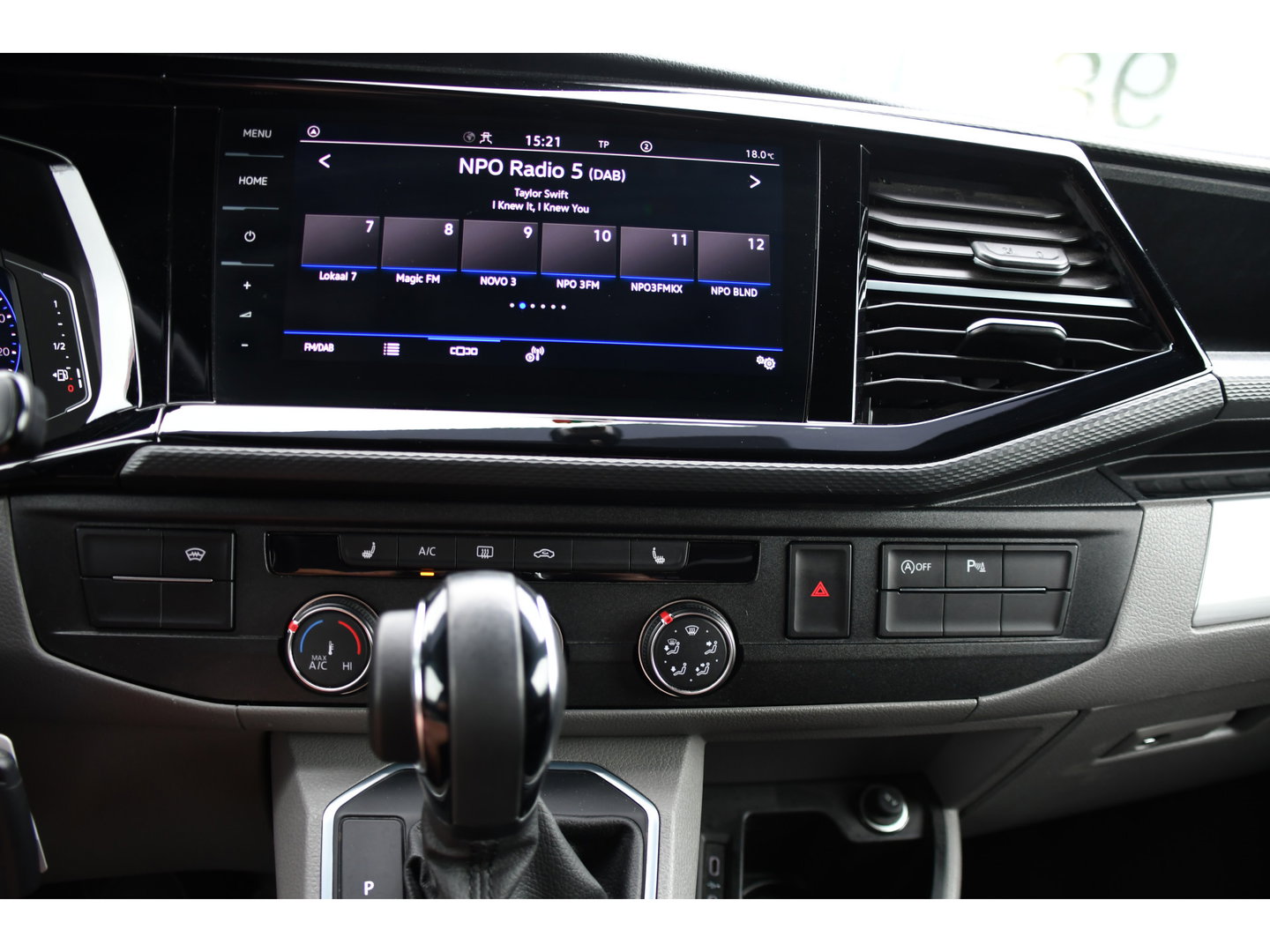 Volkswagen Transporter 2.0 TDI L2H1 28 Bulli Black Edition Virtual, Adaptieve Cruise, Camera, Carlay, LED, Stoelverwarming, Leder, 150pk, Automaat, Uniek!