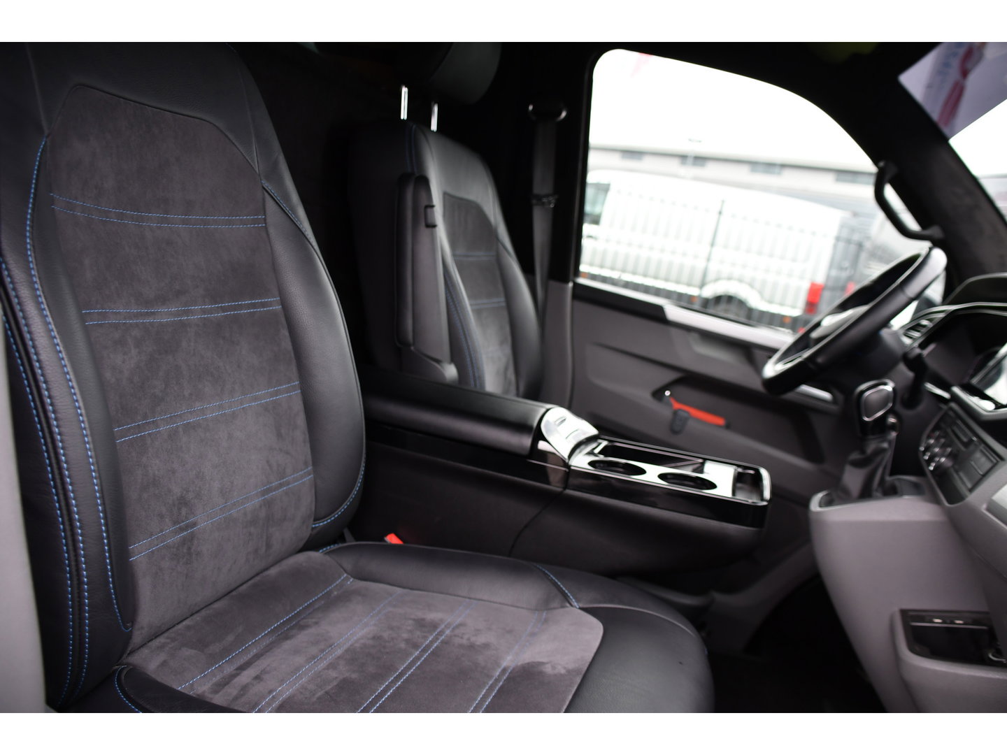 Volkswagen Transporter 2.0 TDI L2H1 28 Bulli Black Edition Virtual, Adaptieve Cruise, Camera, Carlay, LED, Stoelverwarming, Leder, 150pk, Automaat, Uniek!