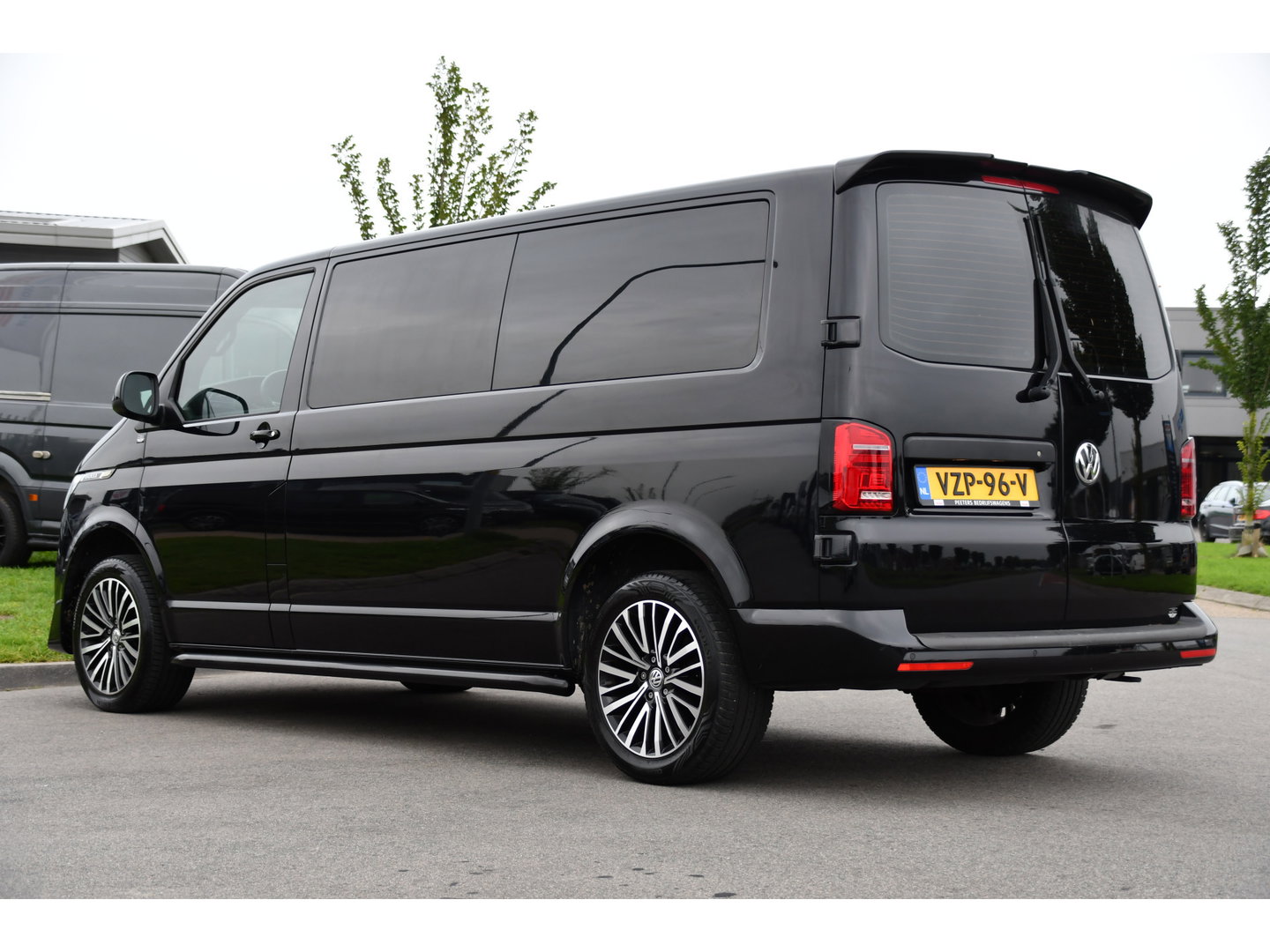 Volkswagen Transporter 2.0 TDI L2H1 28 Bulli Black Edition Virtual, Adaptieve Cruise, Camera, Carlay, LED, Stoelverwarming, Leder, 150pk, Automaat, Uniek!