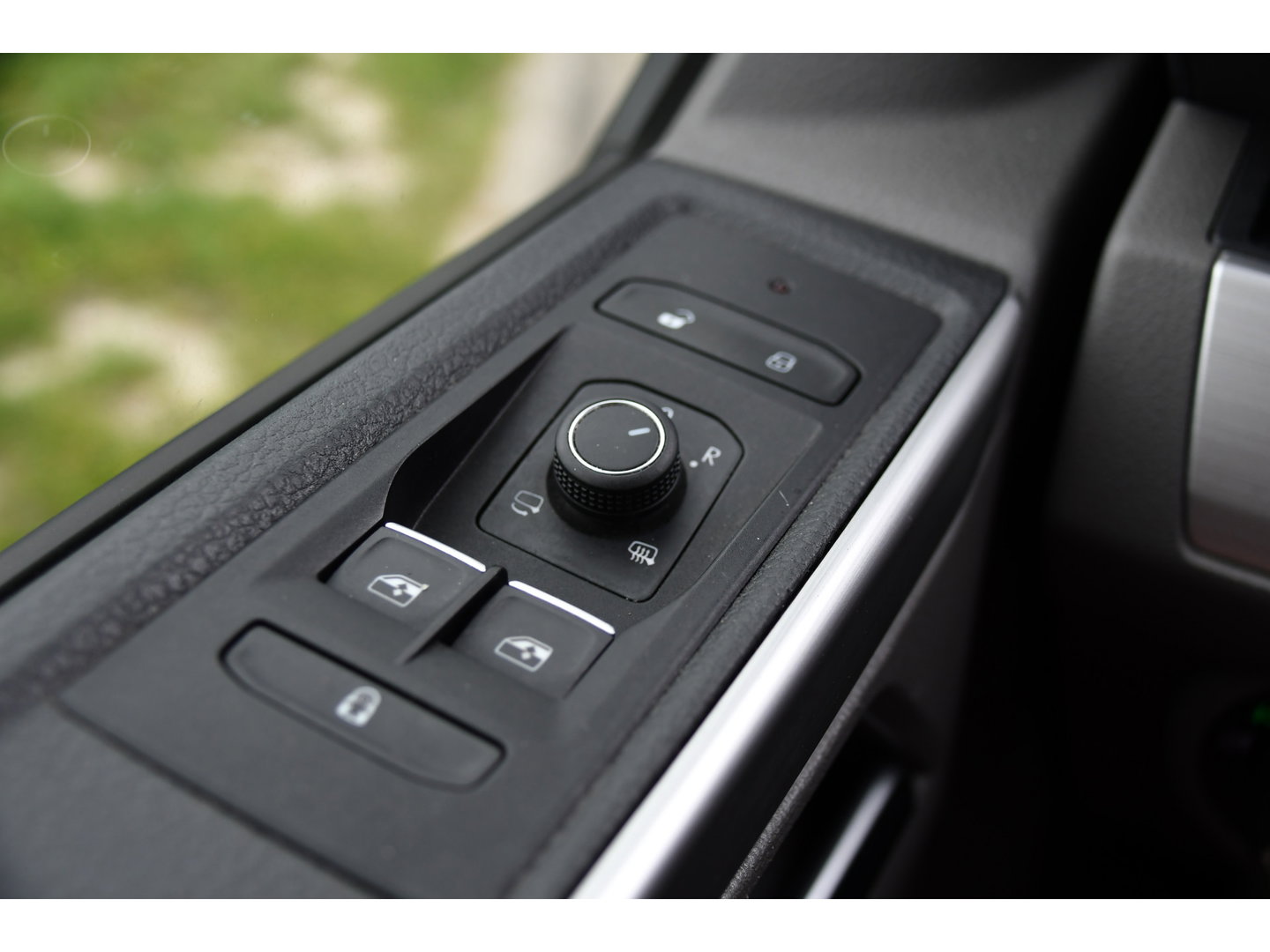 Volkswagen Transporter 2.0 TDI L2H1 28 Bulli Black Edition Virtual, Adaptieve Cruise, Camera, Carlay, LED, Stoelverwarming, Leder, 150pk, Automaat, Uniek!