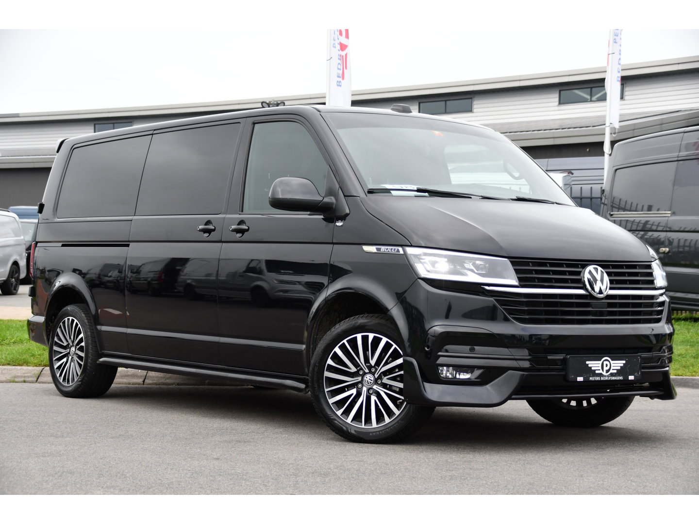 Volkswagen Transporter 2.0 TDI L2H1 28 Bulli Black Edition Virtual, Adaptieve Cruise, Camera, Carlay, LED, Stoelverwarming, Leder, 150pk, Automaat, Uniek!