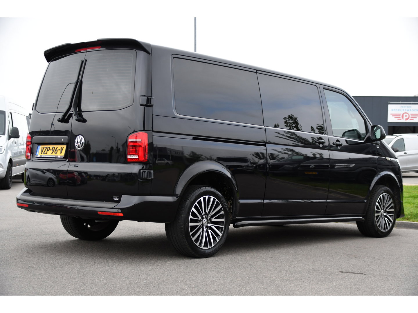 Volkswagen Transporter 2.0 TDI L2H1 28 Bulli Black Edition Virtual, Adaptieve Cruise, Camera, Carlay, LED, Stoelverwarming, Leder, 150pk, Automaat, Uniek!