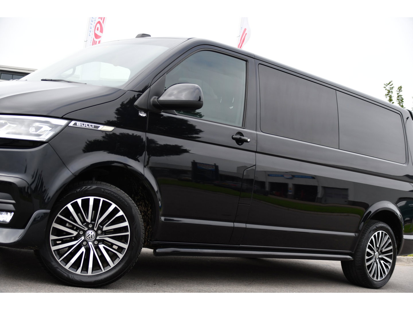 Volkswagen Transporter 2.0 TDI L2H1 28 Bulli Black Edition Virtual, Adaptieve Cruise, Camera, Carlay, LED, Stoelverwarming, Leder, 150pk, Automaat, Uniek!