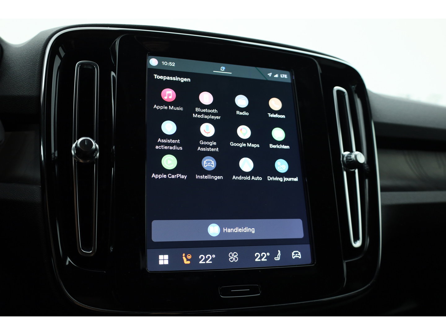 Volvo XC40 Recharge Twin Plus 82 kWh | 535 WLTP | Trekhaak | Stoel + stuurverwarming |