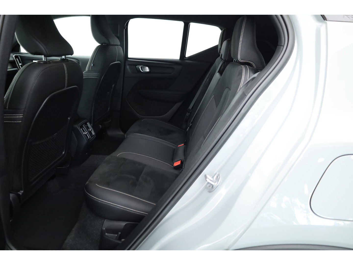 Volvo XC40 Recharge Twin Plus 82 kWh | 535 WLTP | Trekhaak | Stoel + stuurverwarming |