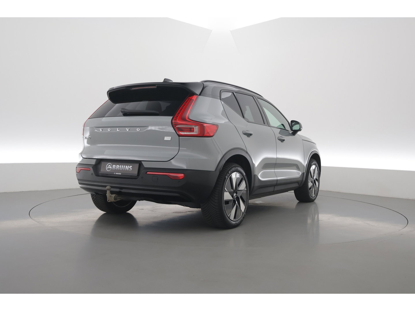 Volvo XC40 Recharge Twin Plus 82 kWh | 535 WLTP | Trekhaak | Stoel + stuurverwarming |