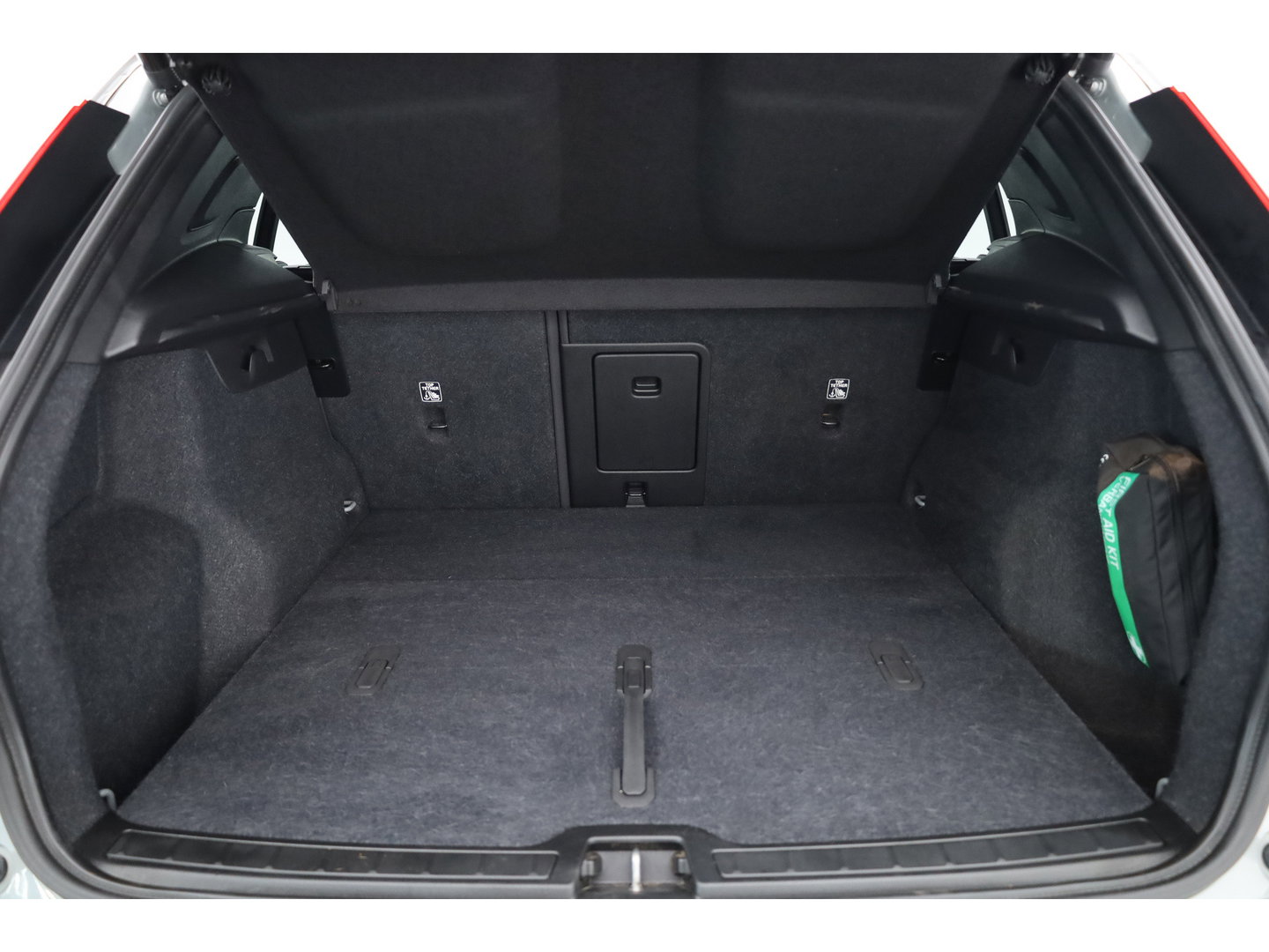 Volvo XC40 Recharge Twin Plus 82 kWh | 535 WLTP | Trekhaak | Stoel + stuurverwarming |