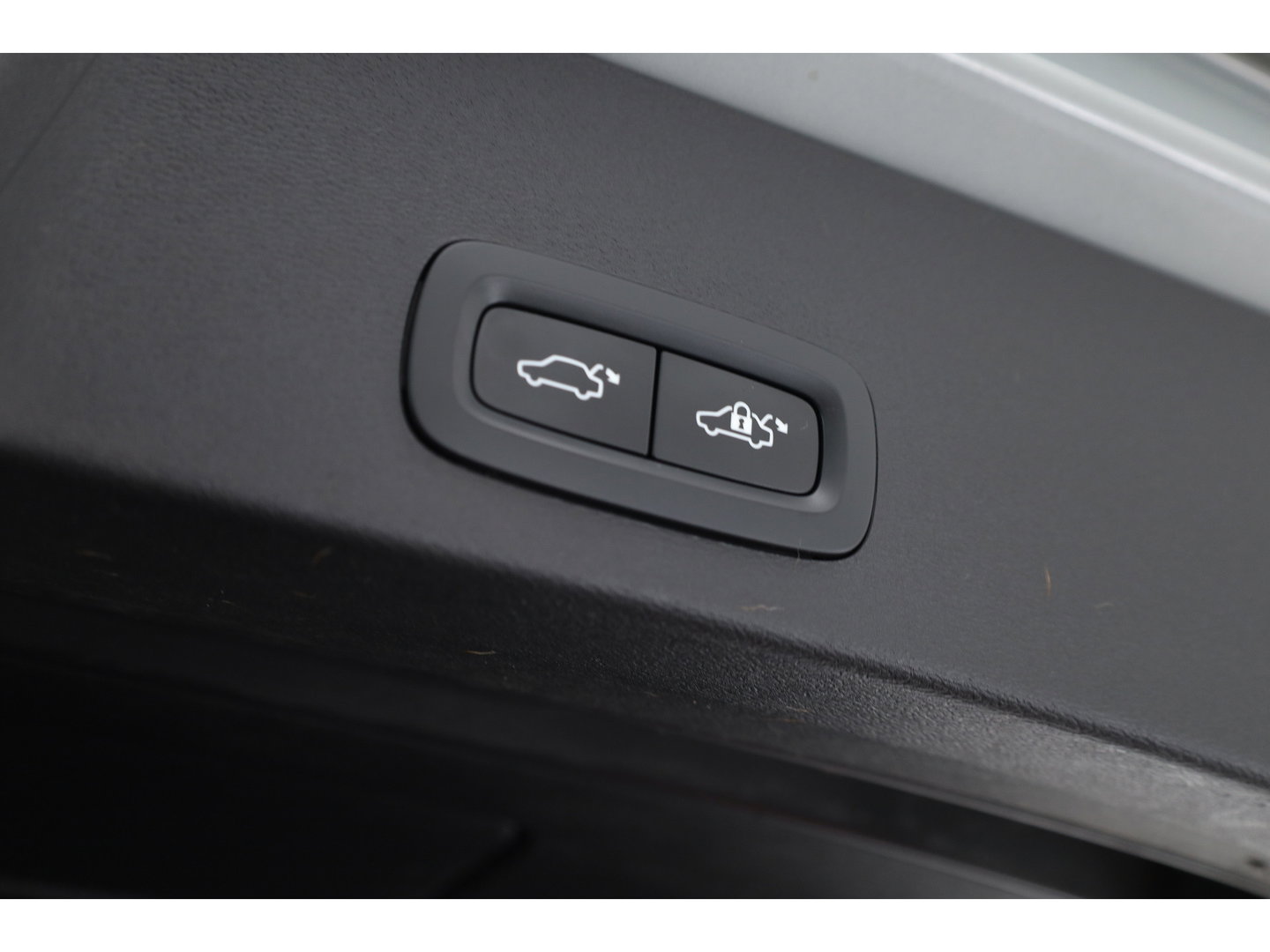 Volvo XC40 Recharge Twin Plus 82 kWh | 535 WLTP | Trekhaak | Stoel + stuurverwarming |