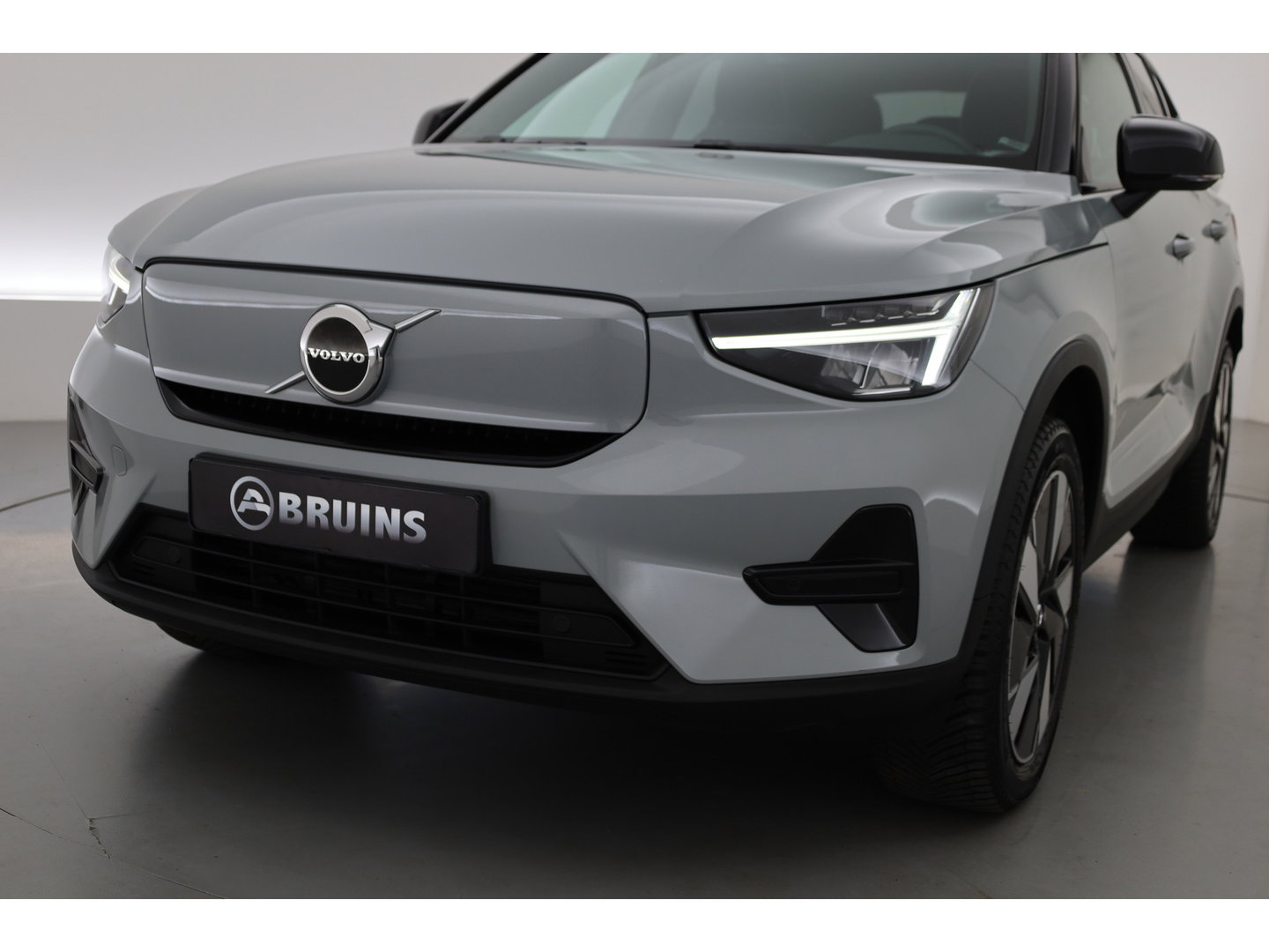 Volvo XC40 Recharge Twin Plus 82 kWh | 535 WLTP | Trekhaak | Stoel + stuurverwarming |