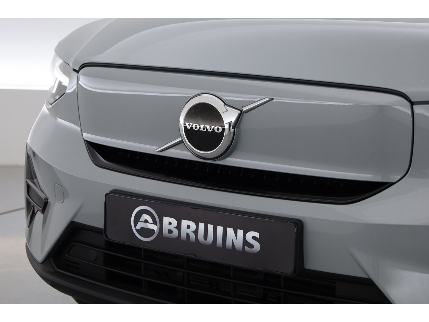 Volvo XC40 Recharge Twin Plus 82 kWh | 535 WLTP | Trekhaak | Stoel + stuurverwarming |