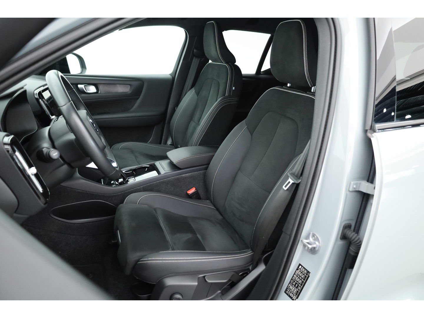 Volvo XC40 Recharge Twin Plus 82 kWh | 535 WLTP | Trekhaak | Stoel + stuurverwarming |