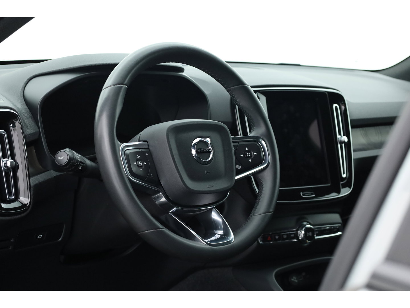 Volvo XC40 Recharge Twin Plus 82 kWh | 535 WLTP | Trekhaak | Stoel + stuurverwarming |