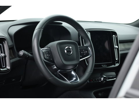 Volvo XC40 Recharge Twin Plus 82 kWh | 535 WLTP | Trekhaak | Stoel + stuurverwarming |