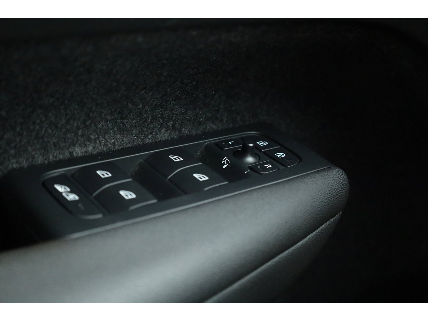 Volvo XC40 Recharge Twin Plus 82 kWh | 535 WLTP | Trekhaak | Stoel + stuurverwarming |