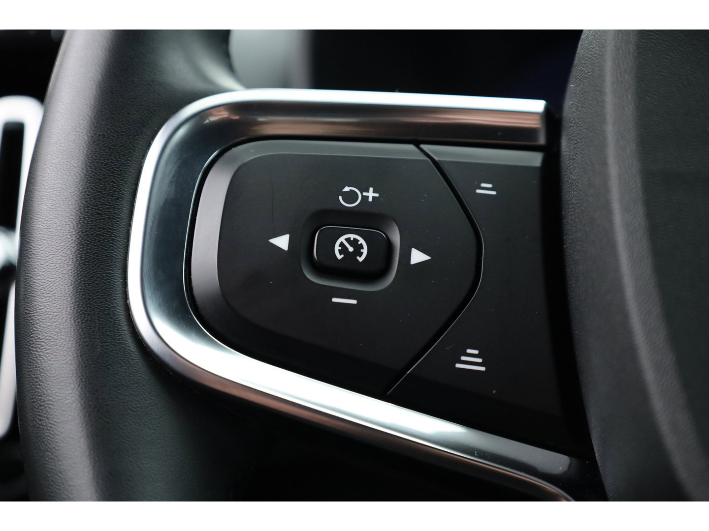 Volvo XC40 Recharge Twin Plus 82 kWh | 535 WLTP | Trekhaak | Stoel + stuurverwarming |