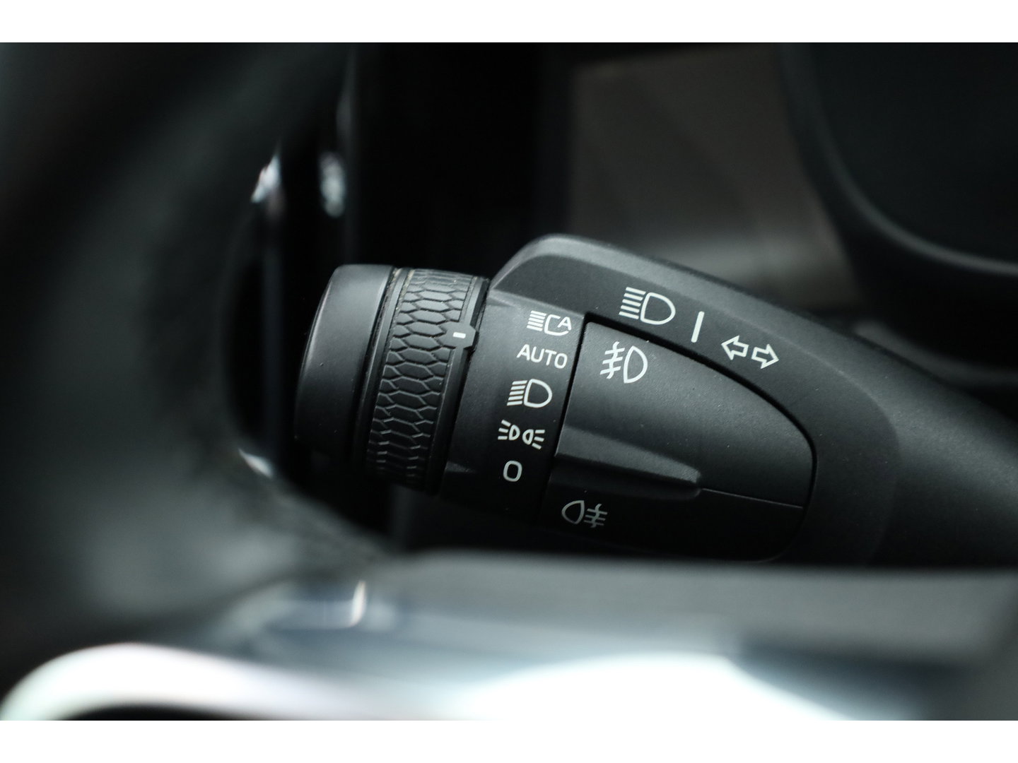 Volvo XC40 Recharge Twin Plus 82 kWh | 535 WLTP | Trekhaak | Stoel + stuurverwarming |
