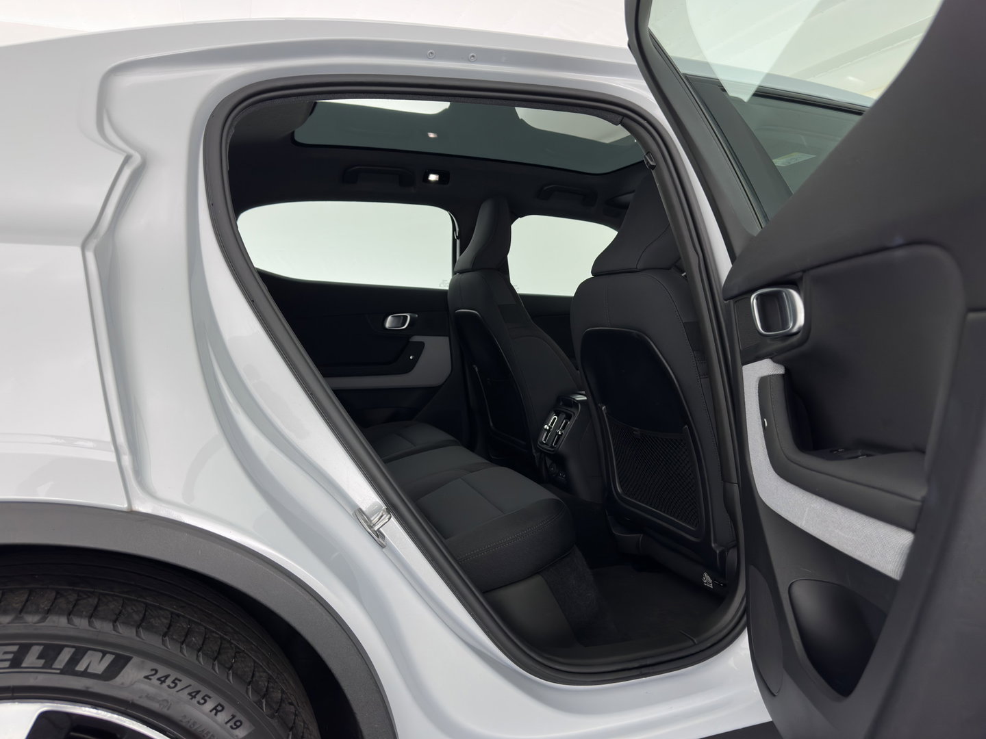 Polestar 2 Standard Range Single Motor 69 kWh [3-Fase-11kW] {SOH-90%} (INCL-BTW) Aut. *PANO | FULL-LED | MEMORY-PACK | CAMERA | KEYLESS | LANE-ASSIST | DIGI-COCKPIT | CARPLAY | DAB+ | HEATED-COMFORTSEATS | CRUISE | TOWBAR | 19''ALU*