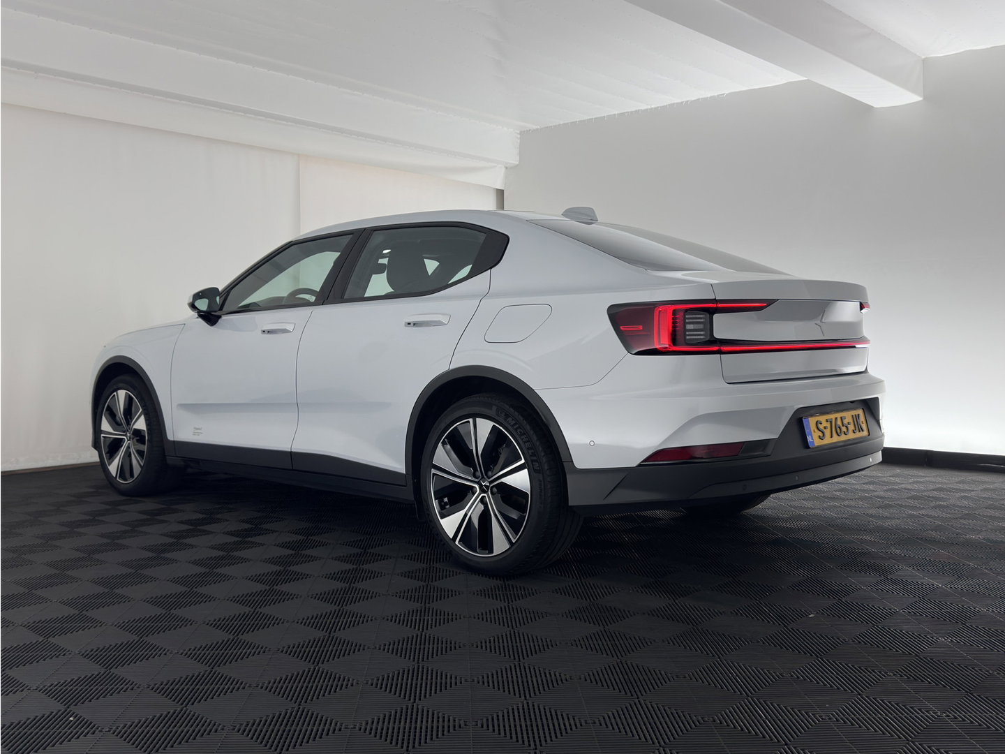 Polestar 2 Standard Range Single Motor 69 kWh [3-Fase-11kW] {SOH-90%} (INCL-BTW) Aut. *PANO | FULL-LED | MEMORY-PACK | CAMERA | KEYLESS | LANE-ASSIST | DIGI-COCKPIT | CARPLAY | DAB+ | HEATED-COMFORTSEATS | CRUISE | TOWBAR | 19''ALU*