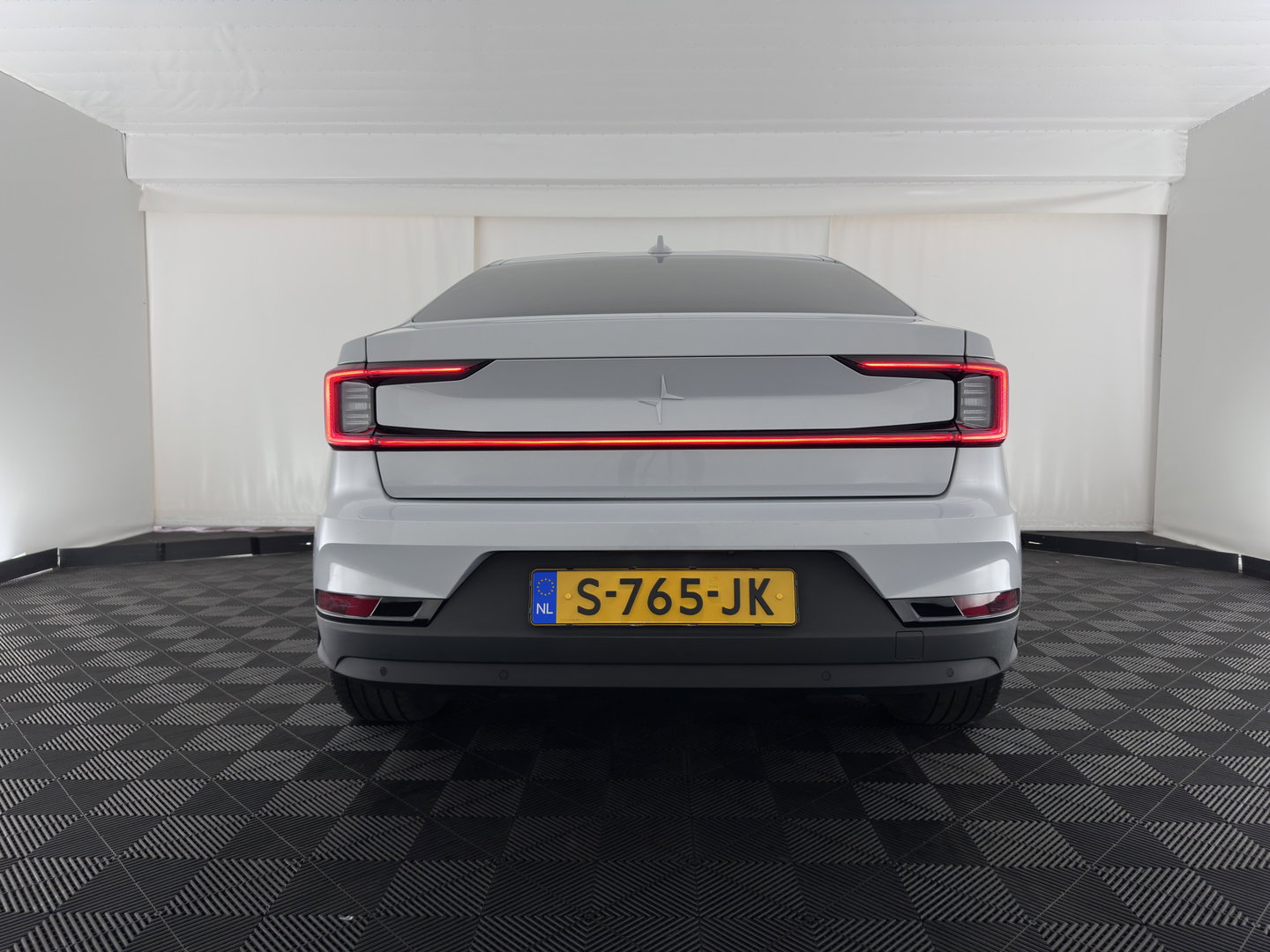 Polestar 2 Standard Range Single Motor 69 kWh [3-Fase-11kW] {SOH-90%} (INCL-BTW) Aut. *PANO | FULL-LED | MEMORY-PACK | CAMERA | KEYLESS | LANE-ASSIST | DIGI-COCKPIT | CARPLAY | DAB+ | HEATED-COMFORTSEATS | CRUISE | TOWBAR | 19''ALU*