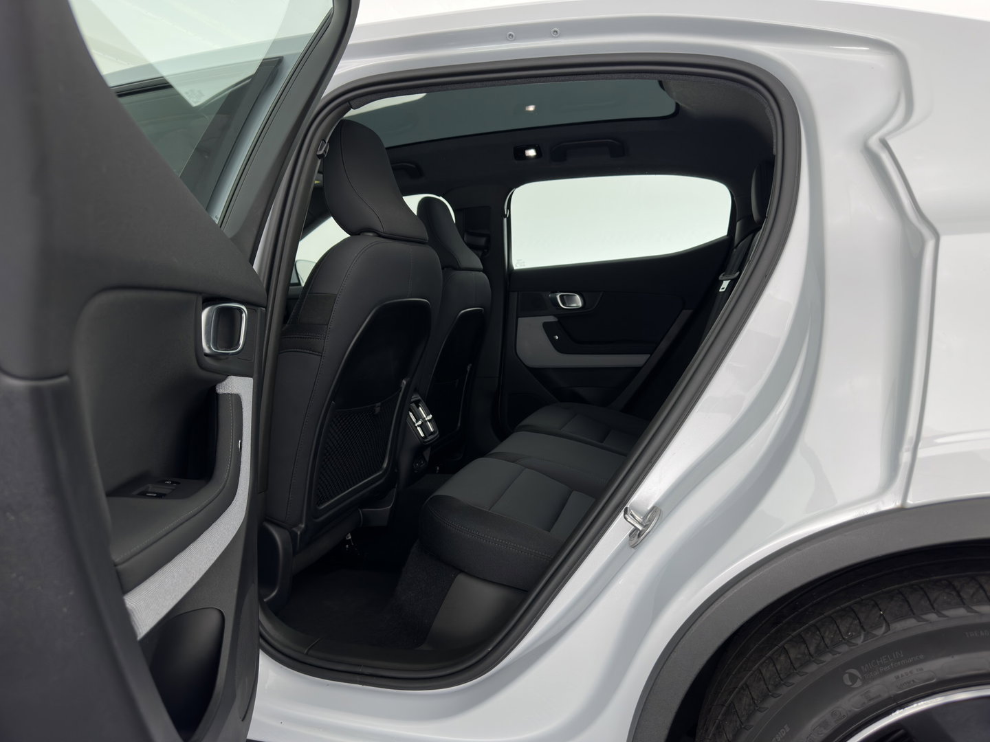 Polestar 2 Standard Range Single Motor 69 kWh [3-Fase-11kW] {SOH-90%} (INCL-BTW) Aut. *PANO | FULL-LED | MEMORY-PACK | CAMERA | KEYLESS | LANE-ASSIST | DIGI-COCKPIT | CARPLAY | DAB+ | HEATED-COMFORTSEATS | CRUISE | TOWBAR | 19''ALU*