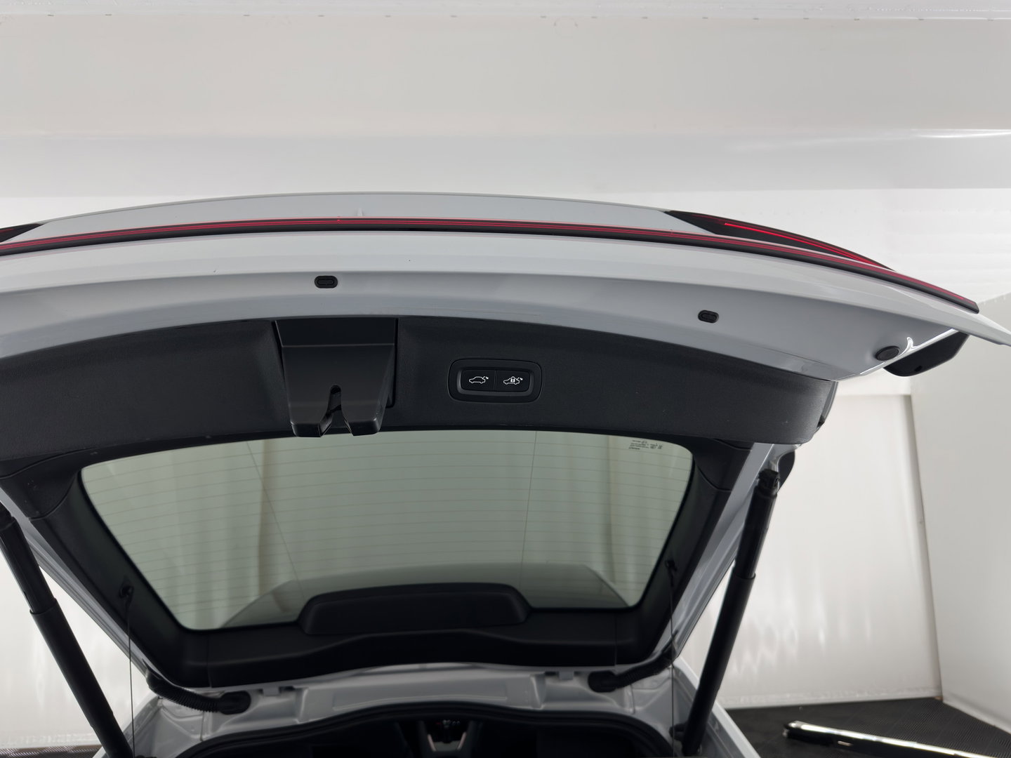 Polestar 2 Standard Range Single Motor 69 kWh [3-Fase-11kW] {SOH-90%} (INCL-BTW) Aut. *PANO | FULL-LED | MEMORY-PACK | CAMERA | KEYLESS | LANE-ASSIST | DIGI-COCKPIT | CARPLAY | DAB+ | HEATED-COMFORTSEATS | CRUISE | TOWBAR | 19''ALU*