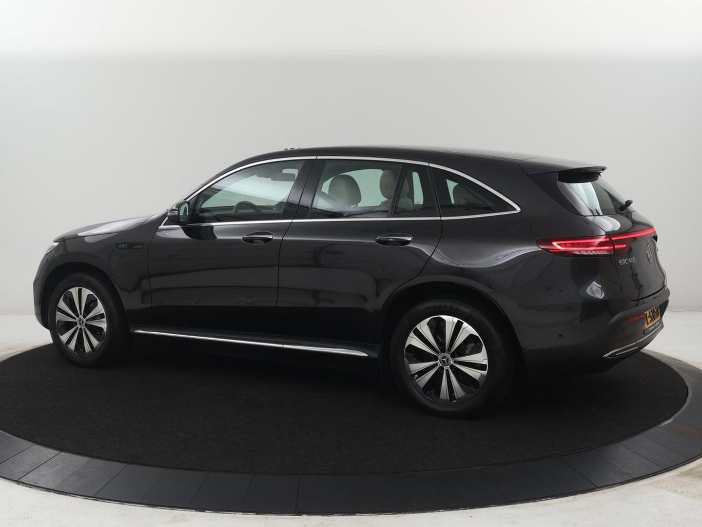 Mercedes-Benz EQC 400 4MATIC Business Solution Luxury 80 kWh | SOH 96.9% | Panoramdak | Leder | Adaptive cruise | Carplay | Sfeerverlichting | Burnmester Surround | Full LED | Stoelverwarming | Camera | Park assist |