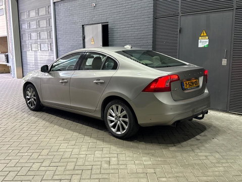 Volvo S60 1.6 T3 Momentum | Trekhaak | Cruise Control | Leder | Navigatie | PDC Voor+Achter | Climate Control | LED