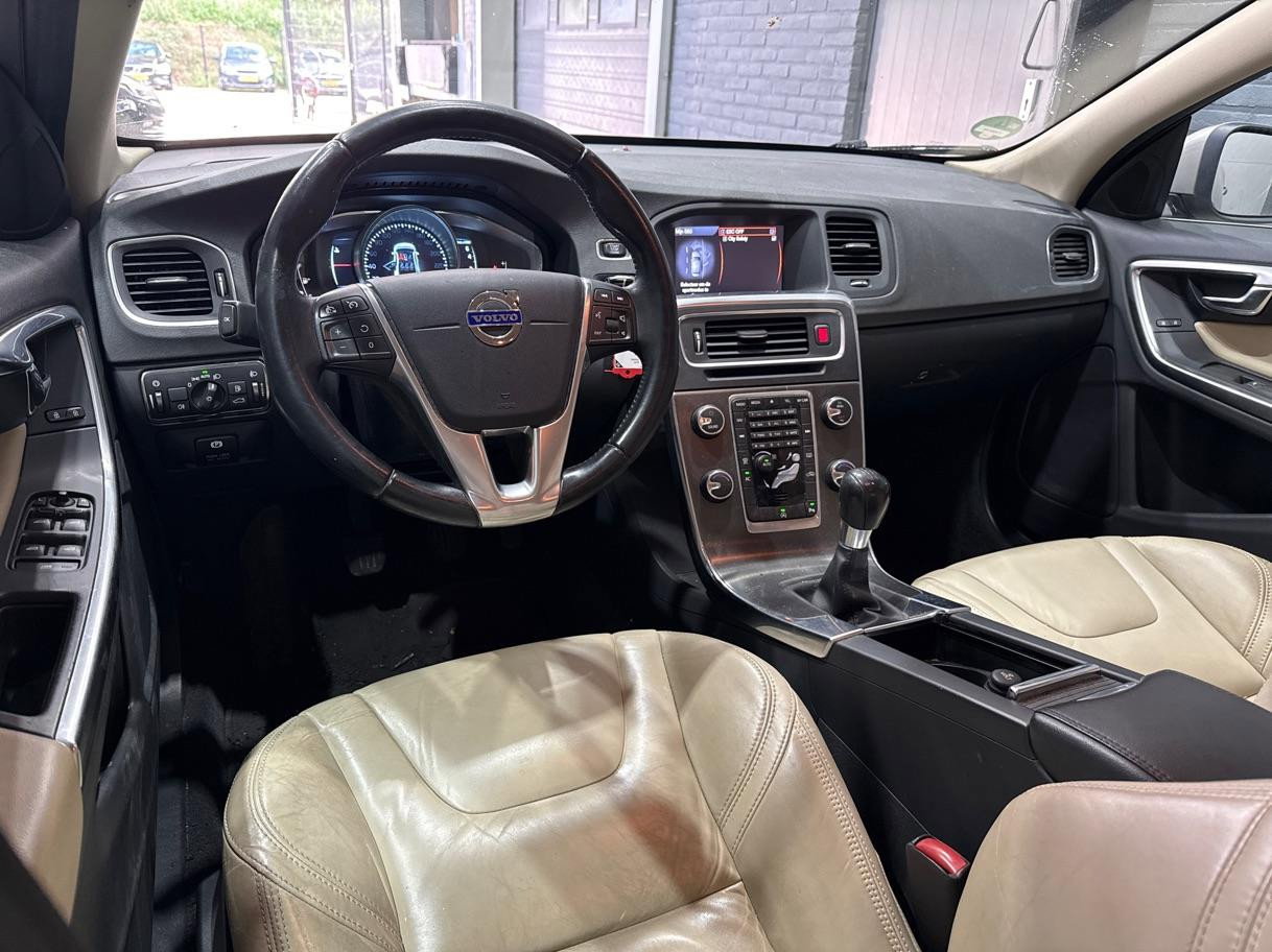 Volvo S60 1.6 T3 Momentum | Trekhaak | Cruise Control | Leder | Navigatie | PDC Voor+Achter | Climate Control | LED