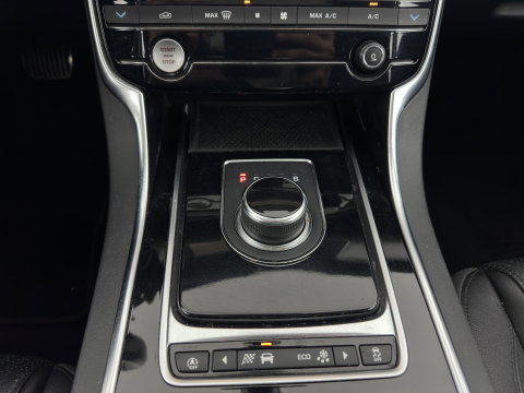 Jaguar XF 2.0d Prestige Aut.*LEATHER | BI-XENON | JAGUAR-AUDIO | HEATED-SPORTSEATS | CAMERA | PRIVACY-GLASS | SHIFTPADDLES | NAVI-FULLMAP | ECC | CARPLAY | PDC | CRUISE | LANE-ASSIST | 19''ALU*