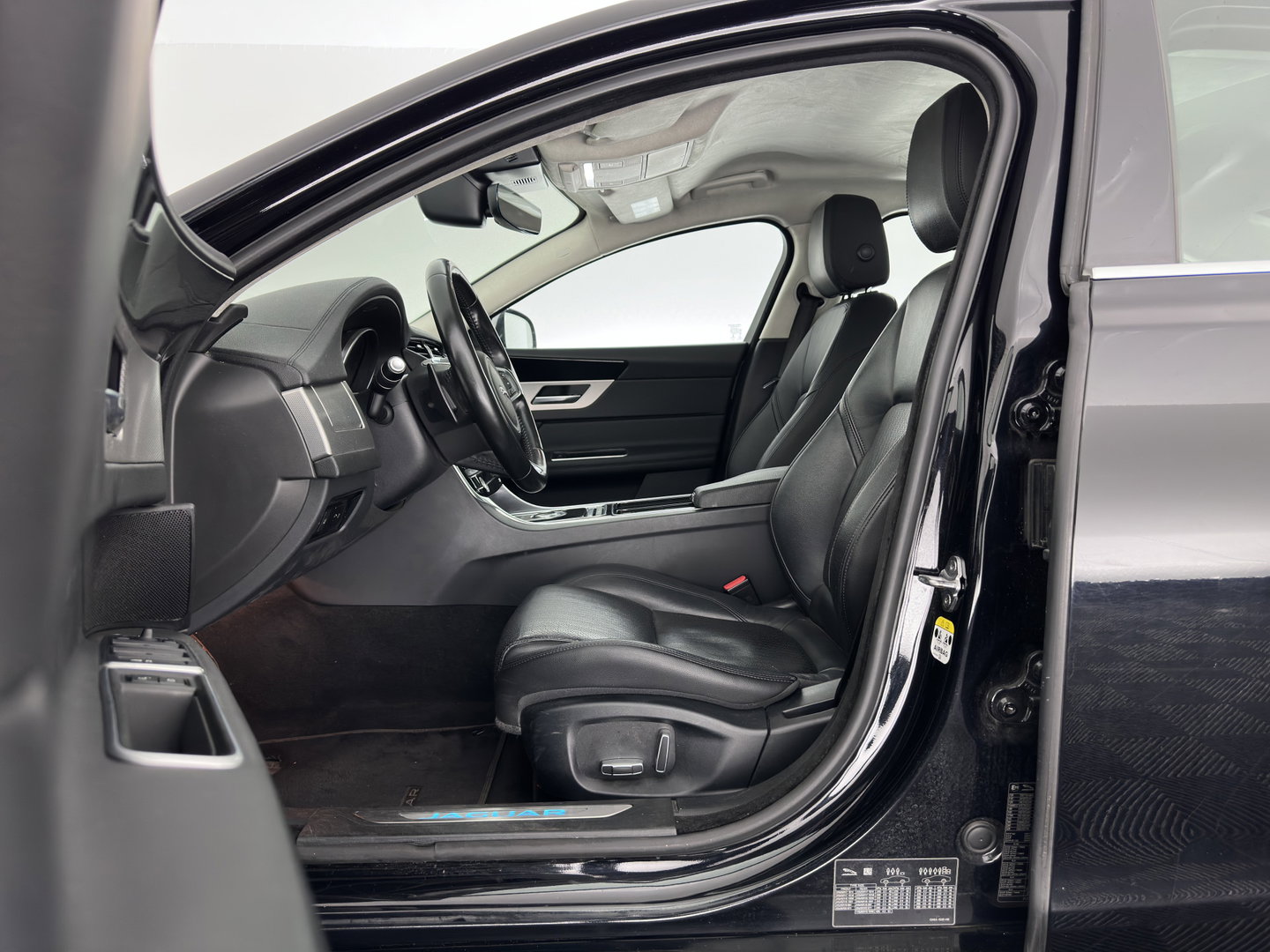 Jaguar XF 2.0d Prestige Aut.*LEATHER | BI-XENON | JAGUAR-AUDIO | HEATED-SPORTSEATS | CAMERA | PRIVACY-GLASS | SHIFTPADDLES | NAVI-FULLMAP | ECC | CARPLAY | PDC | CRUISE | LANE-ASSIST | 19''ALU*
