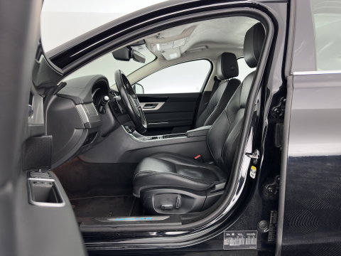 Jaguar XF 2.0d Prestige Aut.*LEATHER | BI-XENON | JAGUAR-AUDIO | HEATED-SPORTSEATS | CAMERA | PRIVACY-GLASS | SHIFTPADDLES | NAVI-FULLMAP | ECC | CARPLAY | PDC | CRUISE | LANE-ASSIST | 19''ALU*