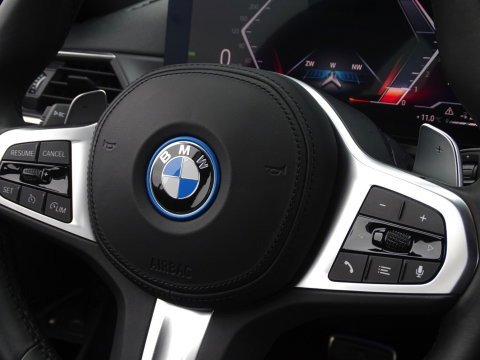 BMW 3 Serie Touring 330e 292PK X-Drive M-Sport / pano / 2022 / Brooklyn / LED
