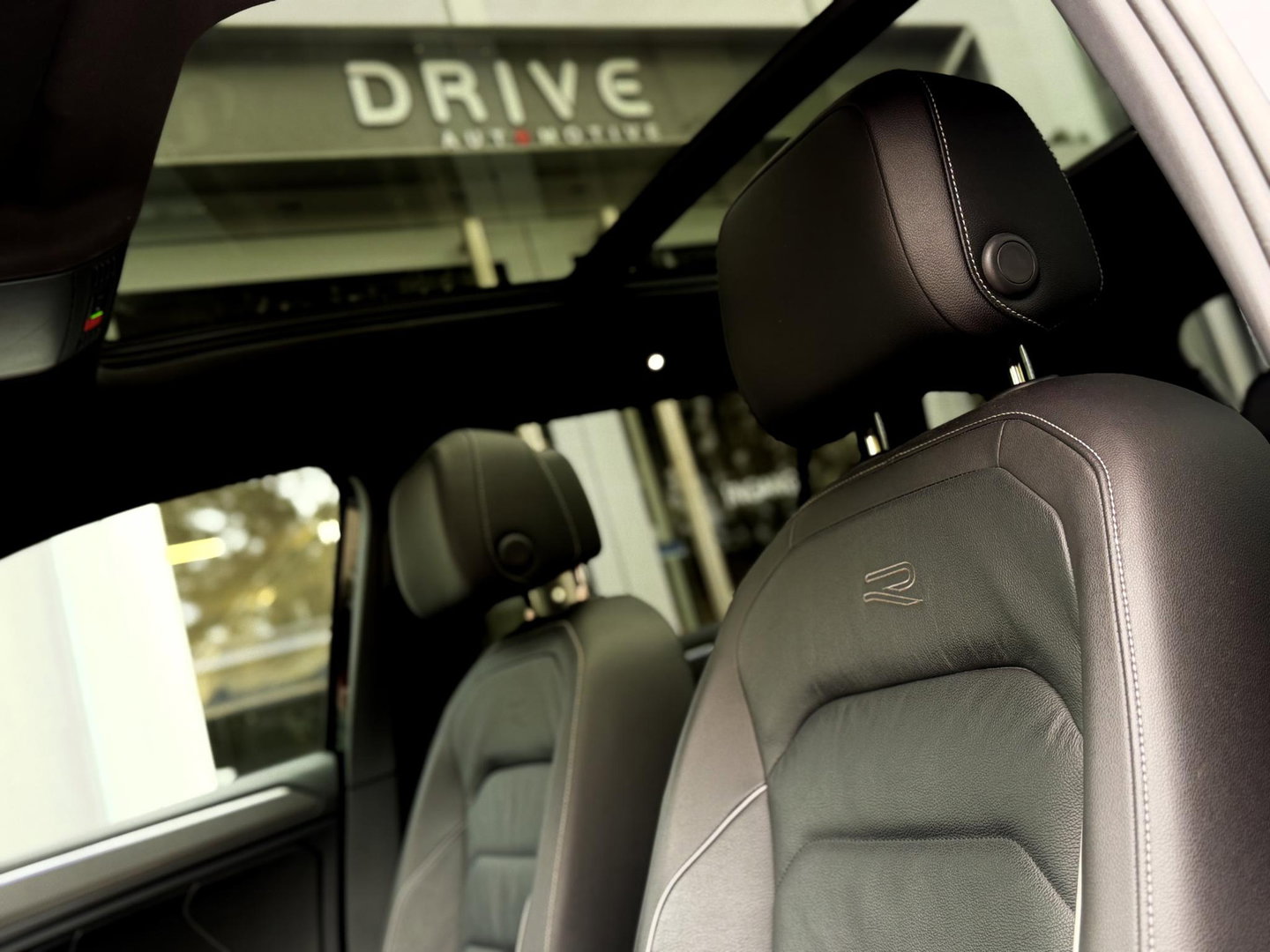 Volkswagen Tiguan 1.4 TSI eHybrid R-Line Business+ Black Style |Pano|Leer|Memory|ACC|Winter|HUD|IQ|Trekhaak|20"