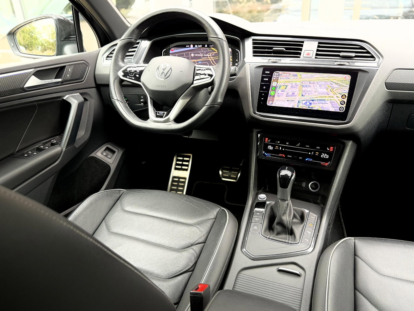 Volkswagen Tiguan 1.4 TSI eHybrid R-Line Business+ Black Style |Pano|Leer|Memory|ACC|Winter|HUD|IQ|Trekhaak|20"