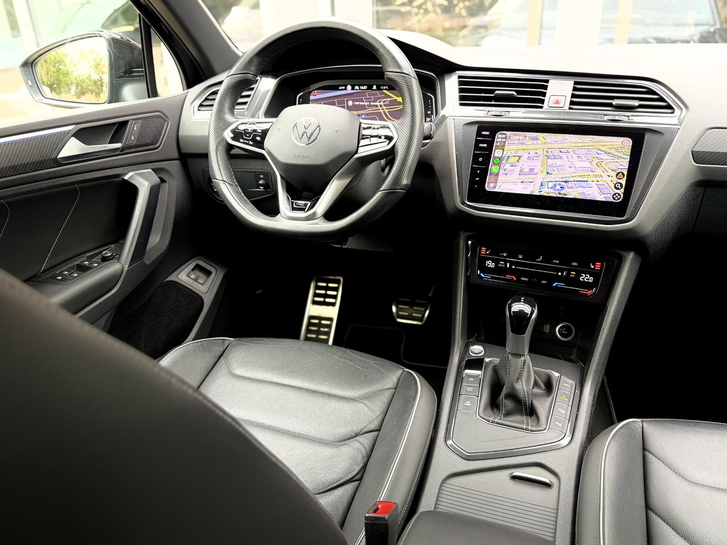 Volkswagen Tiguan 1.4 TSI eHybrid R-Line Business+ Black Style |Pano|Leer|Memory|ACC|Winter|HUD|IQ|Trekhaak|20"