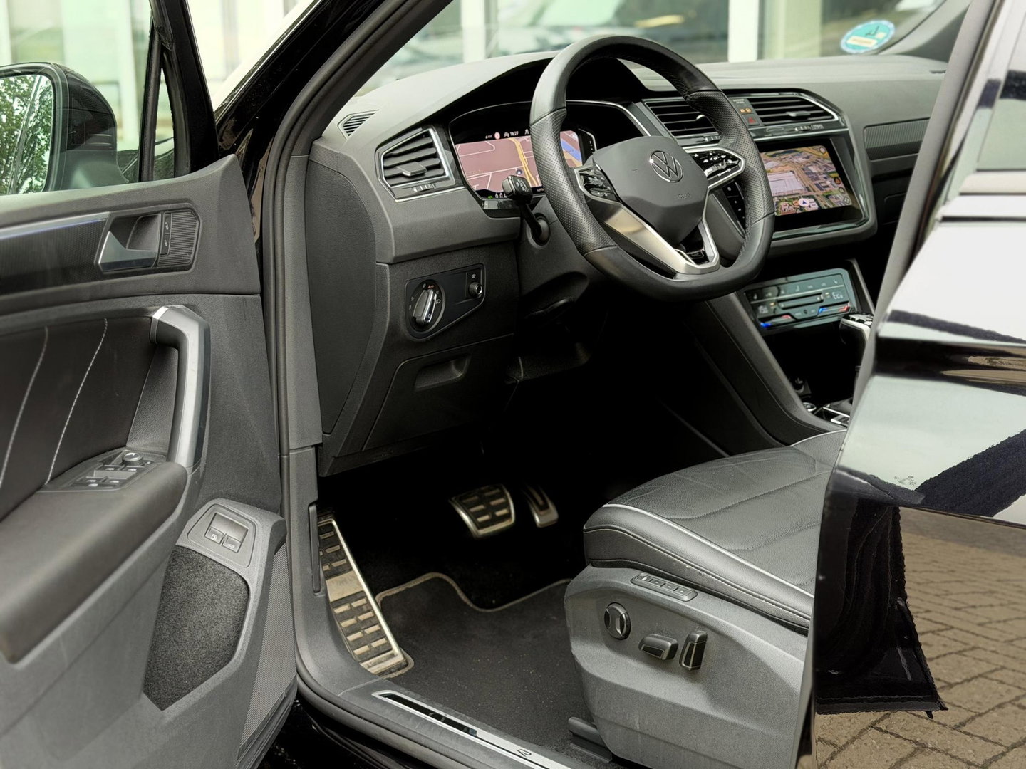 Volkswagen Tiguan 1.4 TSI eHybrid R-Line Business+ Black Style |Pano|Leer|Memory|ACC|Winter|HUD|IQ|Trekhaak|20"