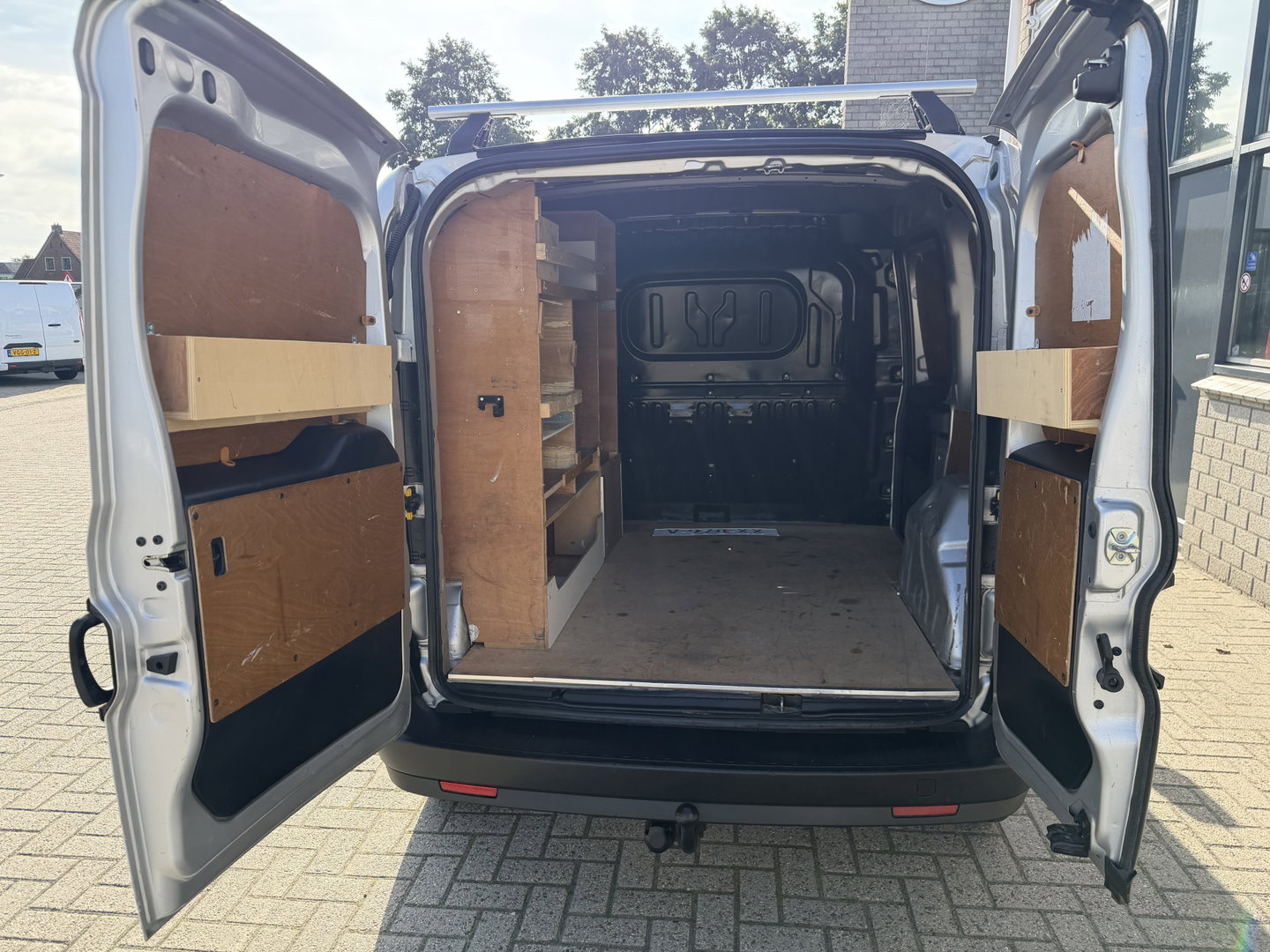Fiat Doblò Cargo 1.3 MJ L1H1 Actual / vaste prijs rijklaar € 6950 ex btw / lease vanaf € 117 / euro 6 / bpm vrij / airco / trekhaak / schuifdeur / zilver metallic !