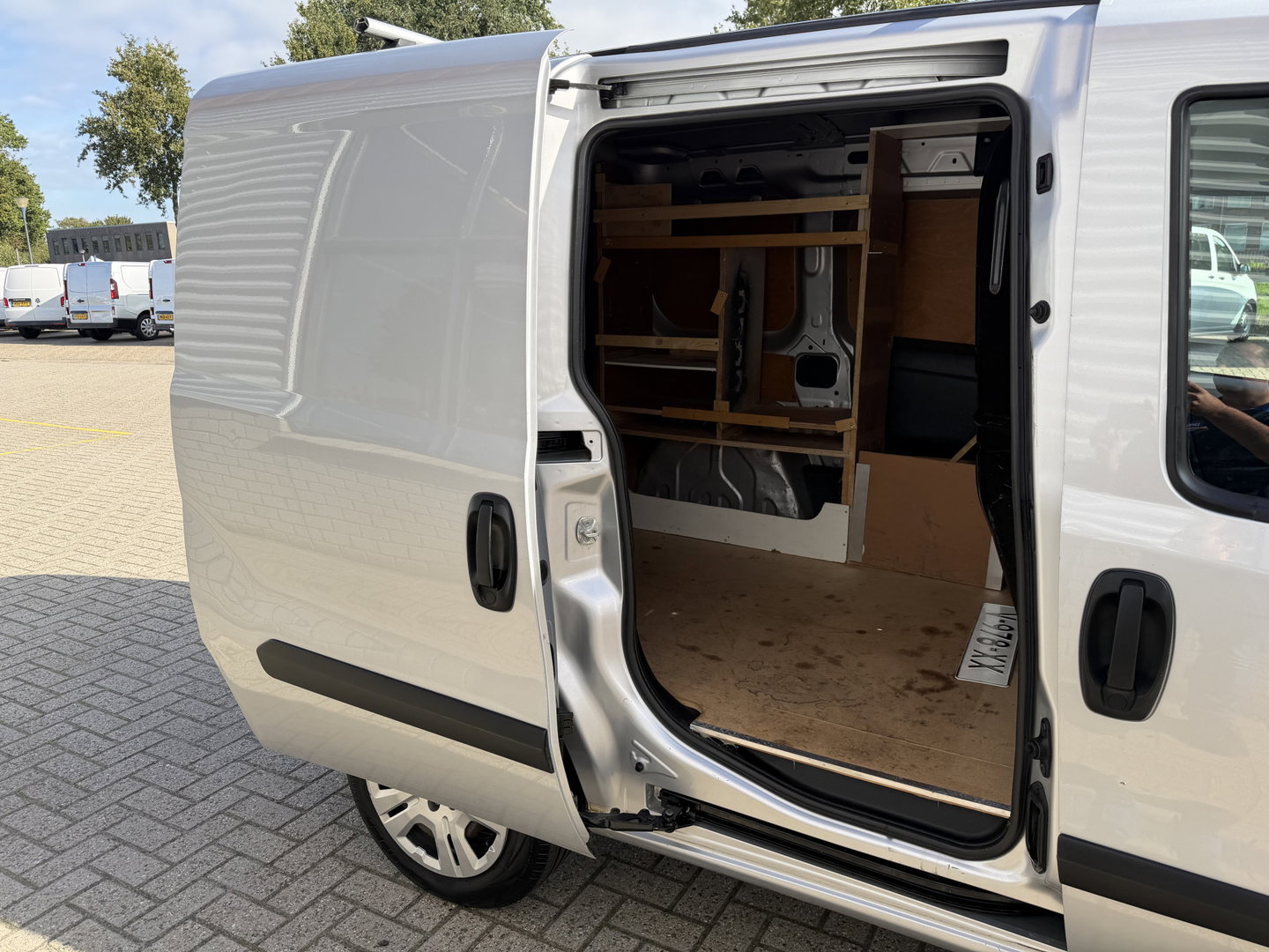Fiat Doblò Cargo 1.3 MJ L1H1 Actual / vaste prijs rijklaar € 6950 ex btw / lease vanaf € 117 / euro 6 / bpm vrij / airco / trekhaak / schuifdeur / zilver metallic !
