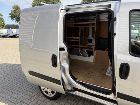 Fiat Doblò Cargo 1.3 MJ L1H1 Actual / vaste prijs rijklaar € 6950 ex btw / lease vanaf € 117 / euro 6 / bpm vrij / airco / trekhaak / schuifdeur / zilver metallic !
