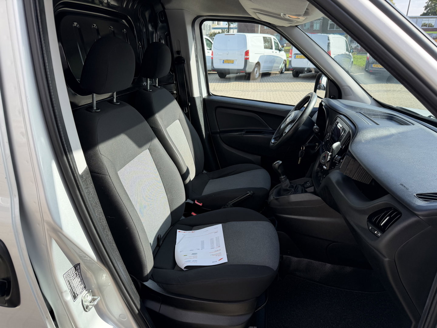 Fiat Doblò Cargo 1.3 MJ L1H1 Actual / vaste prijs rijklaar € 6950 ex btw / lease vanaf € 117 / euro 6 / bpm vrij / airco / trekhaak / schuifdeur / zilver metallic !