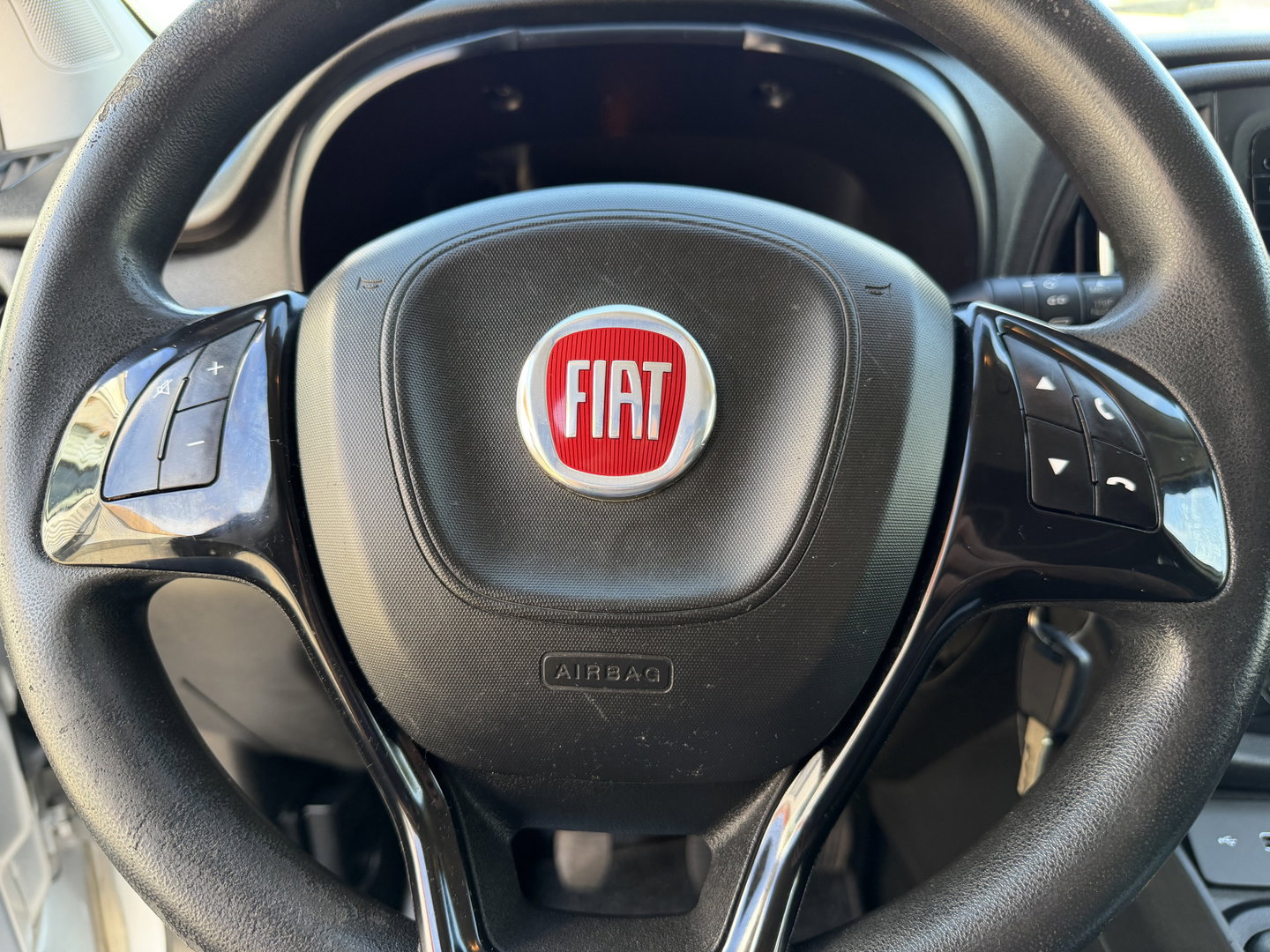 Fiat Doblò Cargo 1.3 MJ L1H1 Actual / vaste prijs rijklaar € 6950 ex btw / lease vanaf € 117 / euro 6 / bpm vrij / airco / trekhaak / schuifdeur / zilver metallic !
