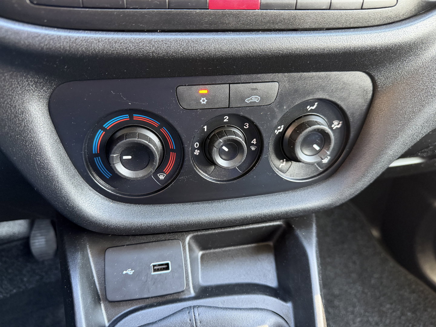 Fiat Doblò Cargo 1.3 MJ L1H1 Actual / vaste prijs rijklaar € 6950 ex btw / lease vanaf € 117 / euro 6 / bpm vrij / airco / trekhaak / schuifdeur / zilver metallic !